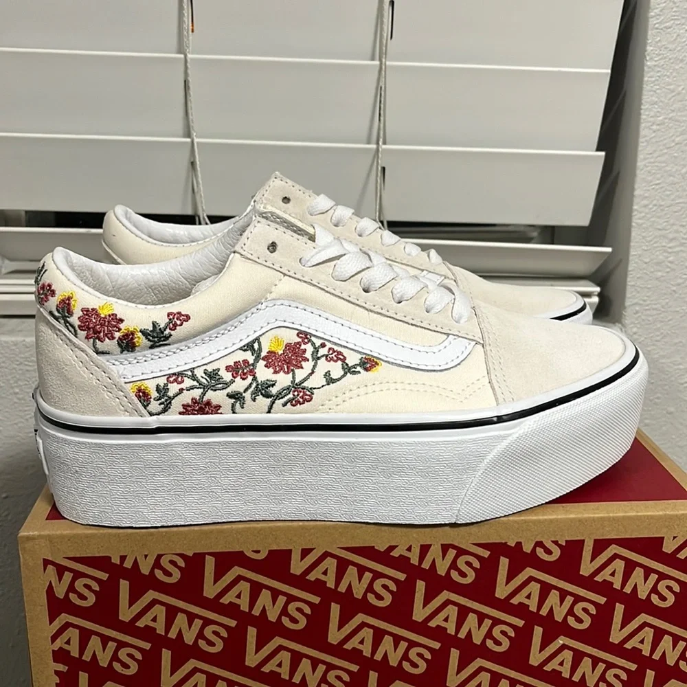 NWT Vans Old Skool Stackform Floral Embroidery Platform Shoes - VN0A7Q5MBKN